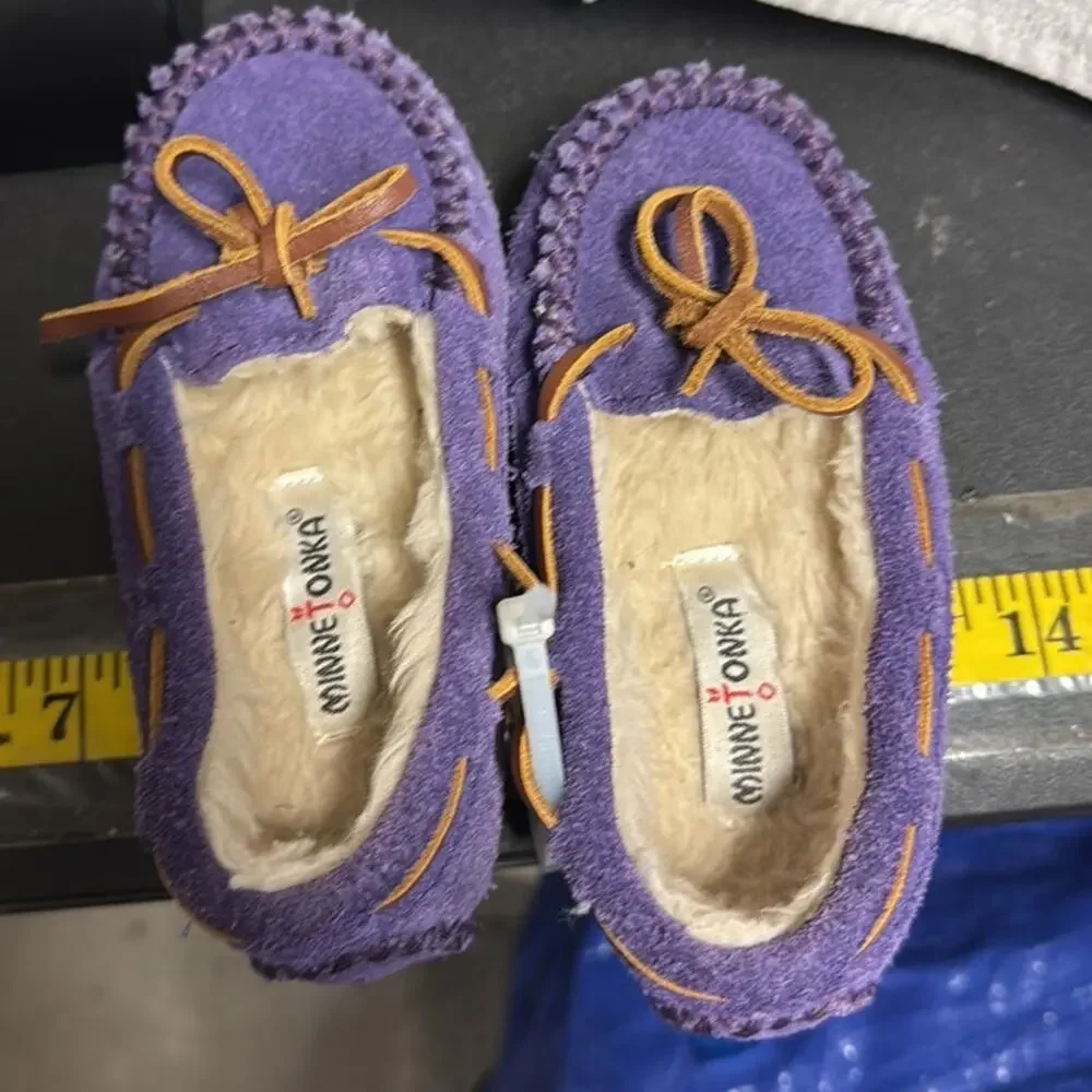 Minnetonka purple suede leather tie Sherpa lined slippers size 6 casual Gorpcore